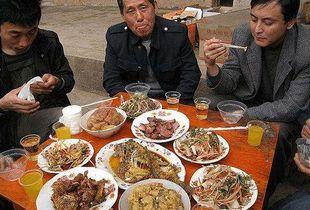 农村酒席吃瓜群众,吃瓜群众的欢乐盛宴